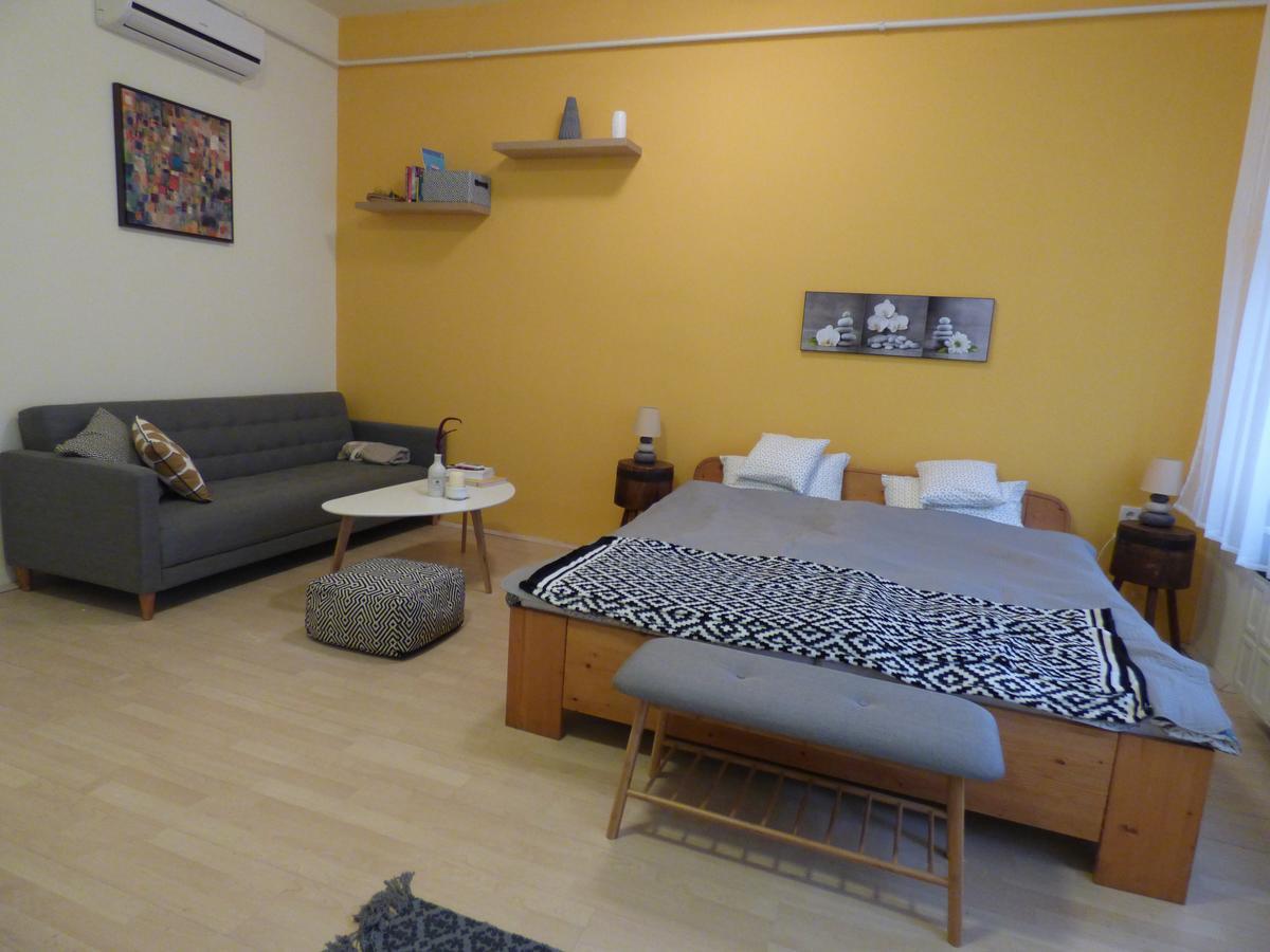 Yellow Apartment Debrecen Esterno foto