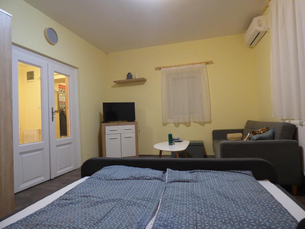 Yellow Apartment Debrecen Esterno foto