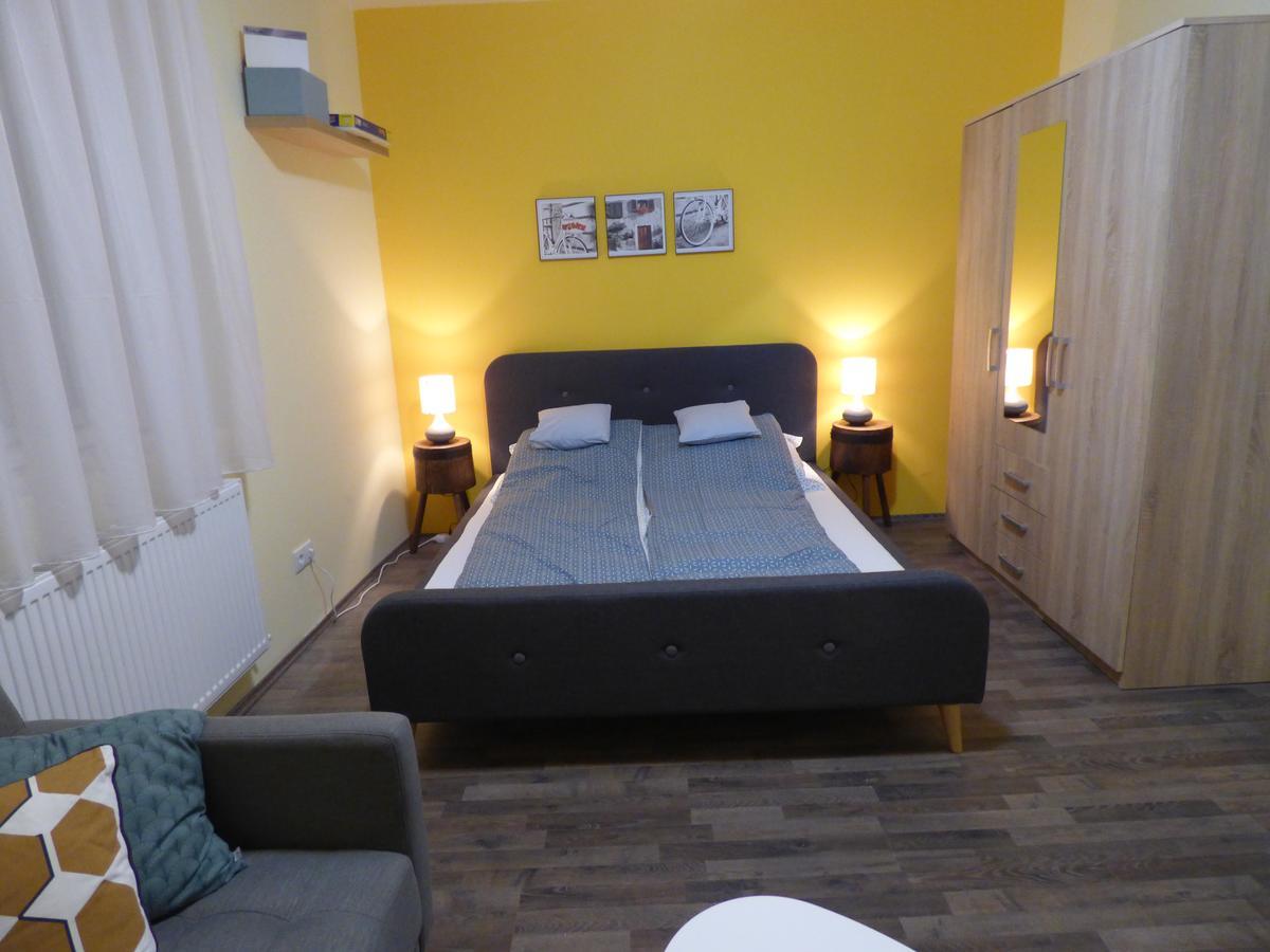 Yellow Apartment Debrecen Esterno foto